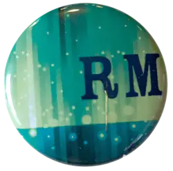 Badge à fond jaune pétant floqué Café Lecture Le Remue-Méninge Saint-Éienne